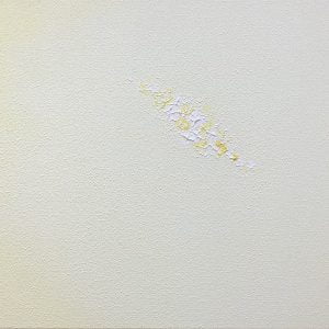 Cuadro pintado a mano de la artista Carmen D abstracto expresionista en el que está la gama de colores de blancos a amarillos, pintado con acrílicos liquitex y golden sobre lienzo, de lino, parte 2