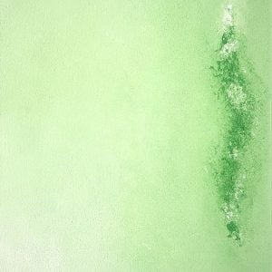 Cuadro pintado a mano de la artista Carmen D abstracto expresionista en el que está la gama de colores de verde claro, con una línea de fuerza en el medio, pintado con acrílicos liquitex y golden sobre lienzo de lino, última parte